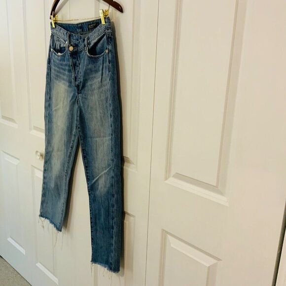 Blank NYC The Madison Crop High Rise Asymmetrical Button Closure Size 27 - Picture 7 of 13